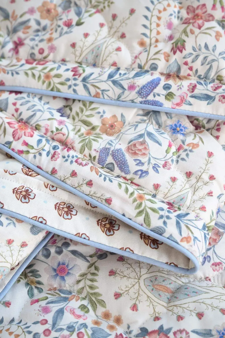 Quilt Kairi Bloom Hellblau